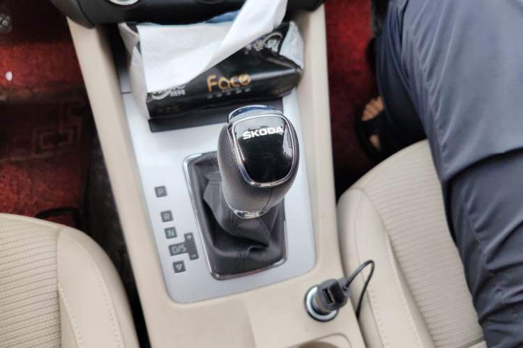 Used Skoda Octavia 2015 1.6L Automatic Yijie Edition Gear Lever