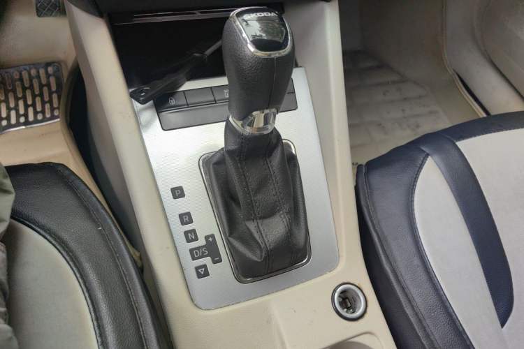 Used Skoda Octavia 2015 1.6L Automatic Eado Edition Gear Lever