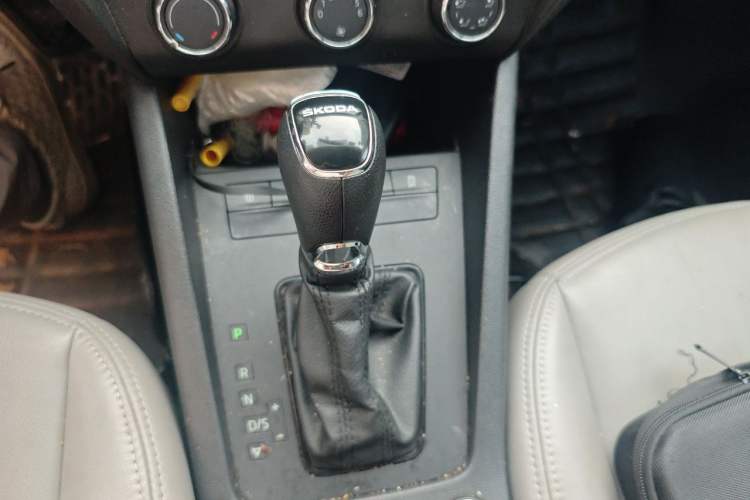 Used Skoda Octavia 2015 1.6L Automatic Eado Edition Gear Lever