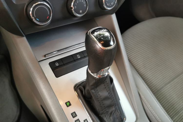Used Skoda Octavia 2015 1.6L Automatic Yijie Edition Gear Lever