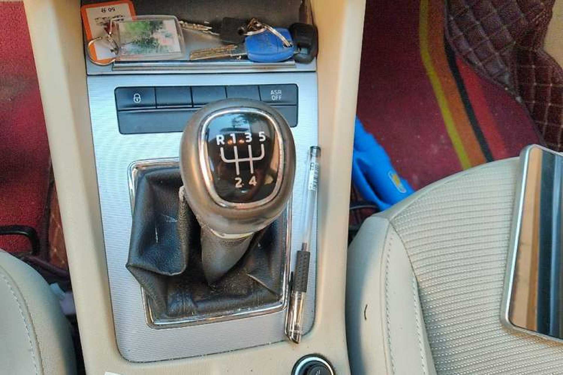 Used Skoda Octavia 2015 1.6L Manual Yijie Edition Gear Lever