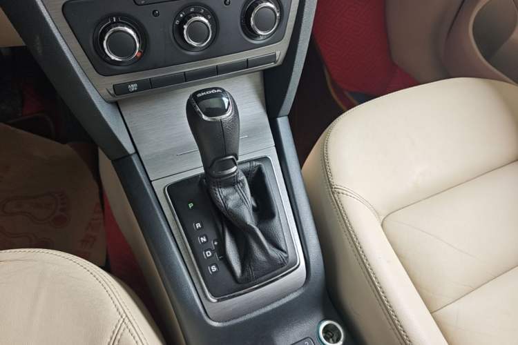 Used Skoda Octavia 2015 Classic Model 1.6L Automatic Yijie Version Gear Lever