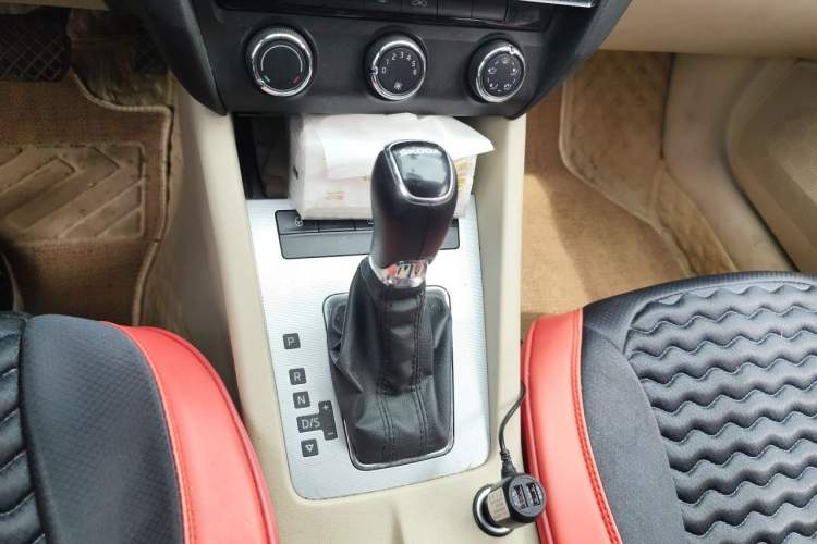 Used Skoda Octavia 2015 1.6L Automatic Yijie Edition Gear Lever