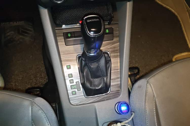 Used Skoda Octavia 2015 1.6L Automatic Yijun Edition Gear Lever