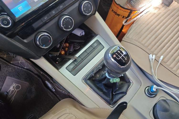Used Skoda Octavia 2015 1.6L Manual Yijie Edition Gear Lever