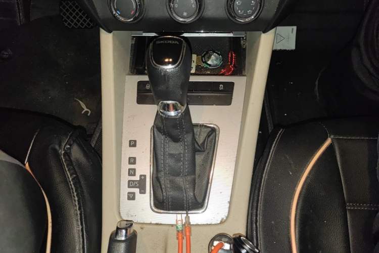 Used Skoda Octavia 2015 1.6L Automatic Yijie Edition Gear Lever
