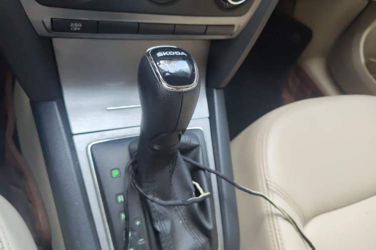 Used Skoda Octavia 2015 Classic Model 1.6L Automatic Yijie Version Gear Lever