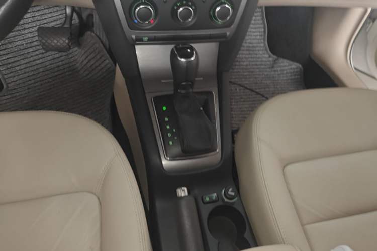 Used Skoda Octavia 2015 Classic Model 1.6L Automatic Yijie Version Gear Lever