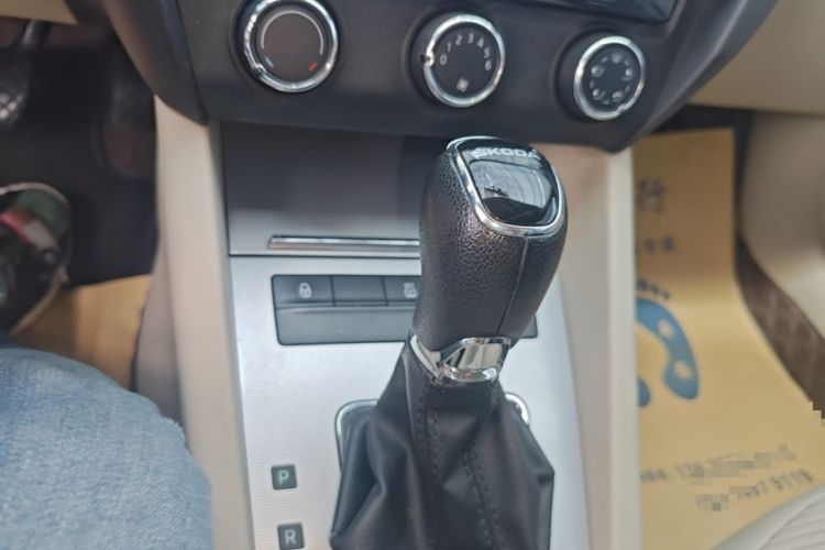 Used Skoda Octavia 2015 1.6L Automatic Yijie Edition Gear Lever