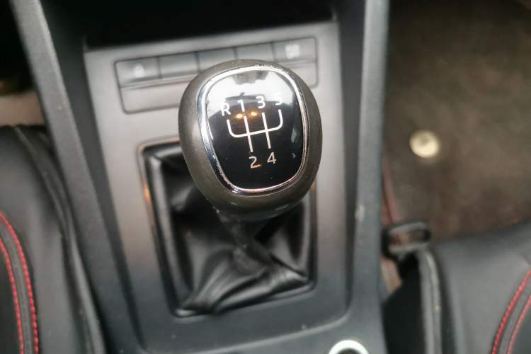 Used Skoda Octavia 2015 1.6L Manual Eado Edition Gear Lever
