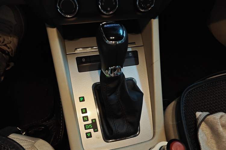 Used Skoda Octavia 2015 1.6L Automatic Yijie Edition Gear Lever