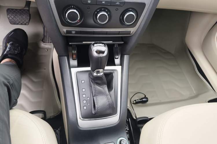 Used Skoda Octavia 2015 Classic Model 1.6L Automatic Yijie Version Gear Lever