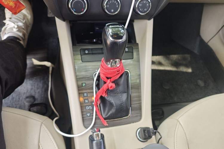 Used Skoda Octavia 2015 1.6L Automatic Yijun Edition Gear Lever