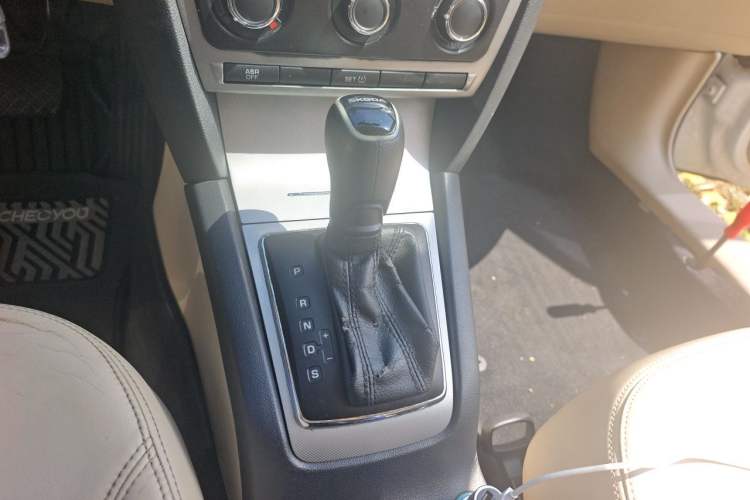 Used Skoda Octavia 2015 Classic Model 1.6L Automatic Yijie Version Gear Lever