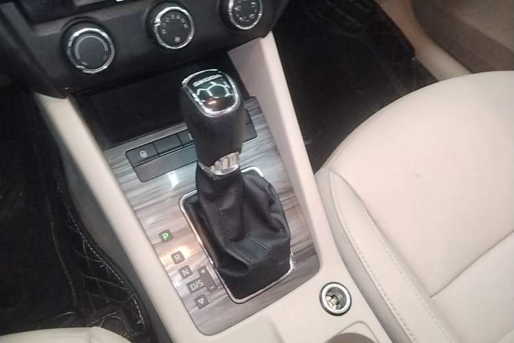Used Skoda Octavia 2015 1.6L Automatic Yijun Edition Gear Lever