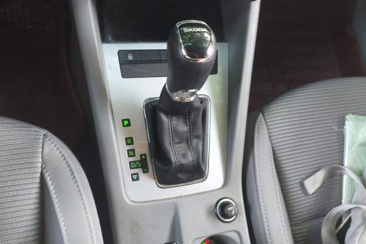 Used Skoda Octavia 2015 1.6L Automatic Yijie Edition Gear Lever