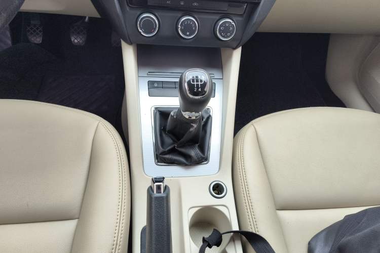 Used Skoda Octavia 2015 1.6L Manual Yijie Edition Gear Lever