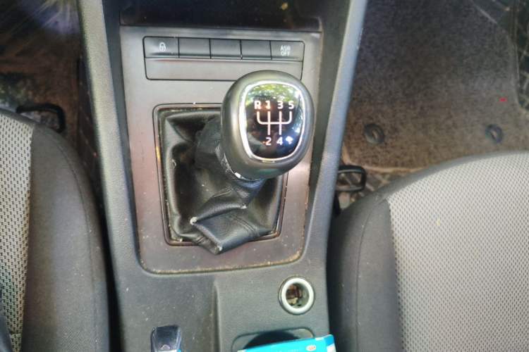 Used Skoda Octavia 2015 1.6L Manual Eado Edition Gear Lever