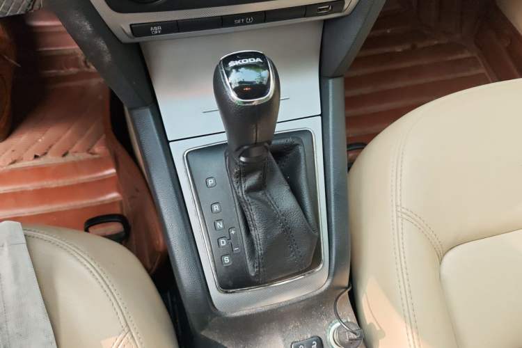 Used Skoda Octavia 2015 Classic Model 1.6L Automatic Yijie Version Gear Lever