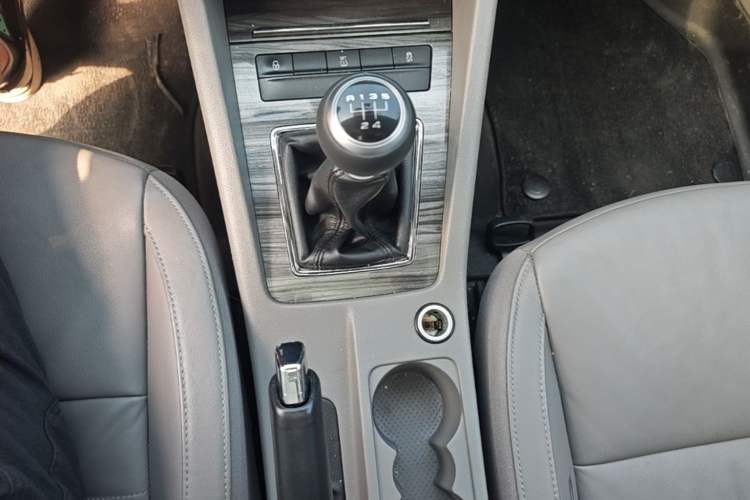 Used Skoda Octavia 2015 1.6L Manual Yijun Edition Gear Lever