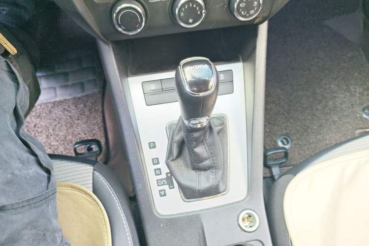 Used Skoda Octavia 2015 1.6L Automatic Yijie Edition Gear Lever