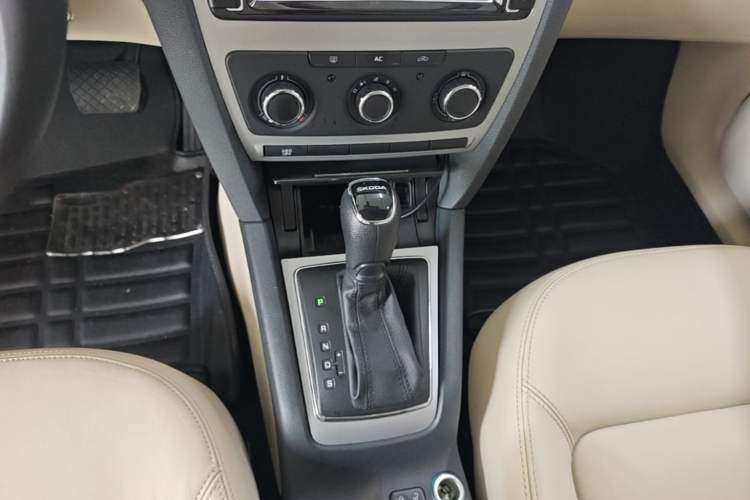 Used Skoda Octavia 2015 Classic Model 1.6L Automatic Yijie Version Gear Lever