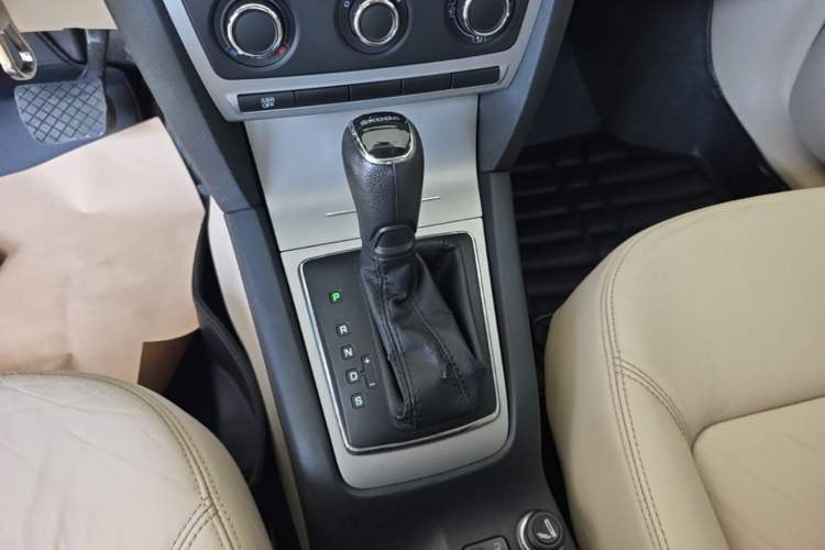 Used Skoda Octavia 2015 Classic Model 1.6L Automatic Yijie Version Gear Lever