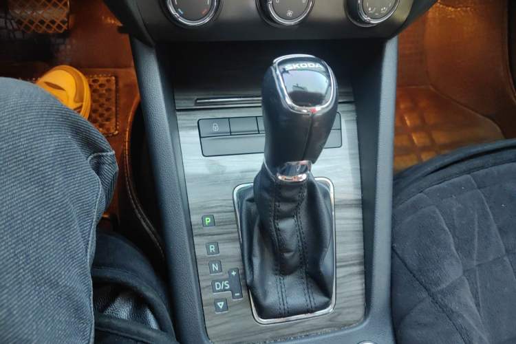 Used Skoda Octavia 2015 1.6L Automatic Yijun Edition Gear Lever