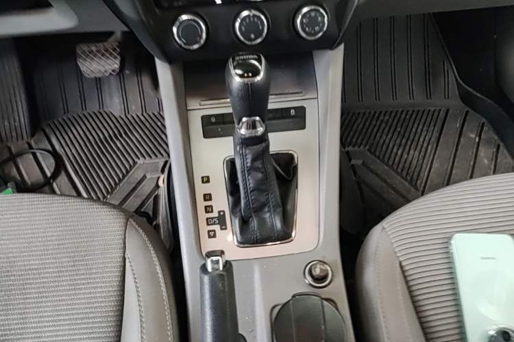Used Skoda Octavia 2015 1.6L Automatic Yijie Edition Gear Lever