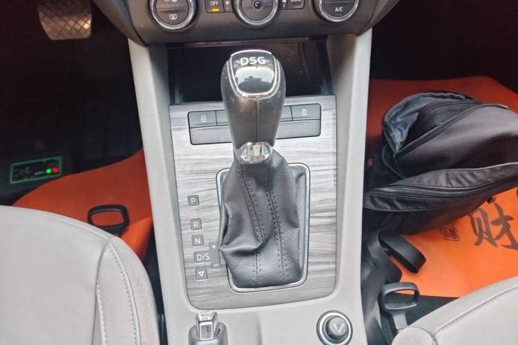 Used Skoda Octavia 2015 1.4TSI DSG Yijun Edition Gear Lever