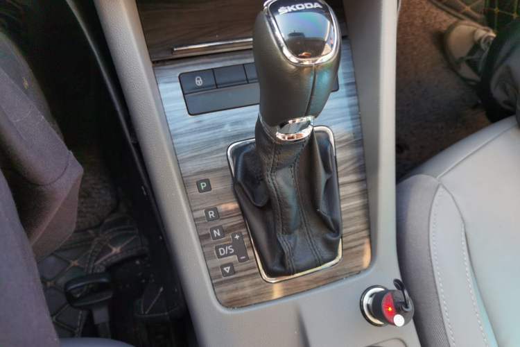 Used Skoda Octavia 2015 1.6L Automatic Yijun Edition Gear Lever