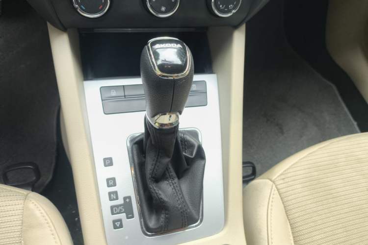 Used Skoda Octavia 2015 1.6L Automatic Yijie Edition Gear Lever