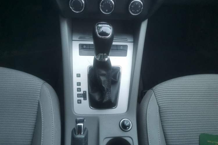 Used Skoda Octavia 2015 1.6L Automatic Yijie Edition Gear Lever
