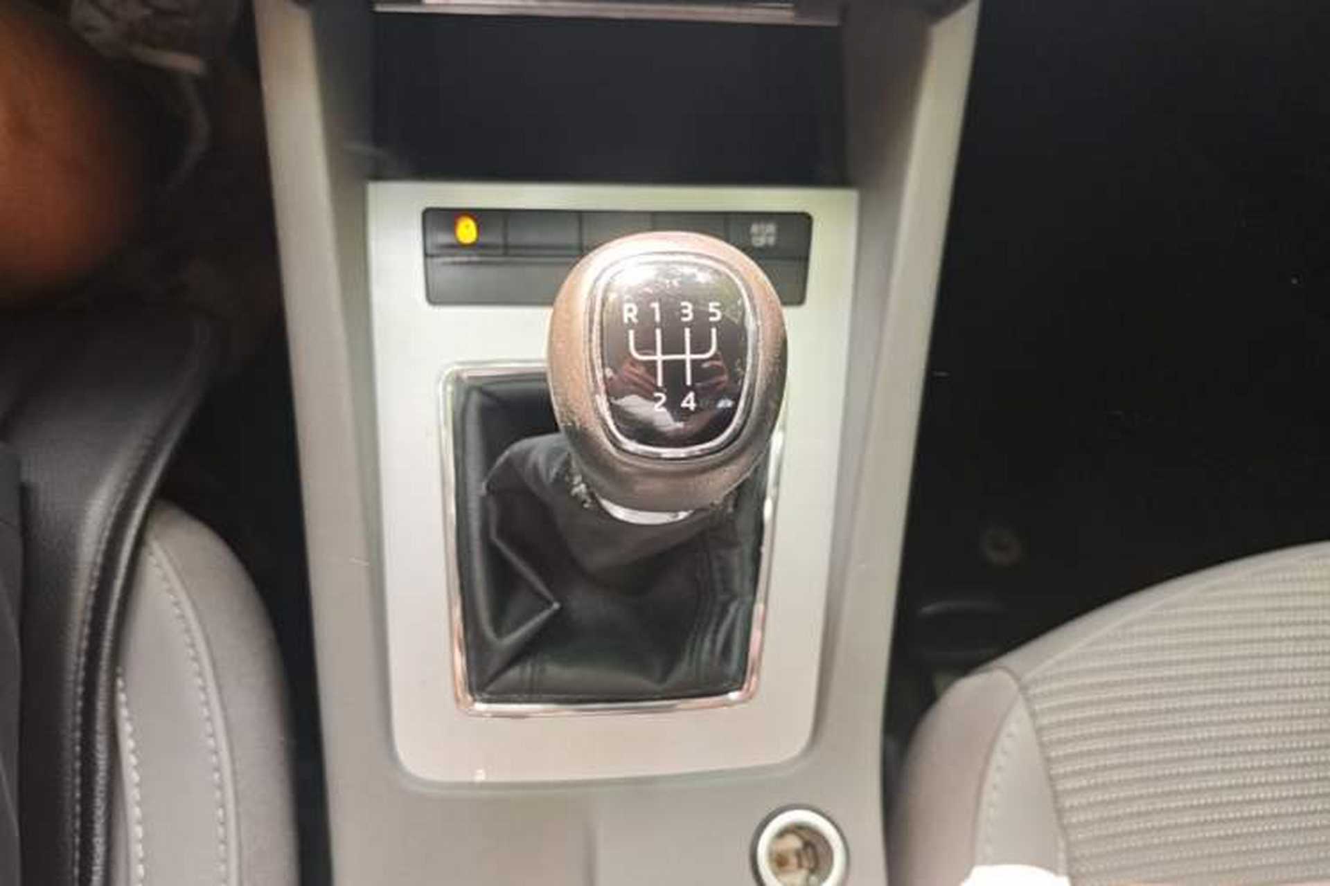 Used Skoda Octavia 2015 1.6L Manual Yijie Edition Gear Lever