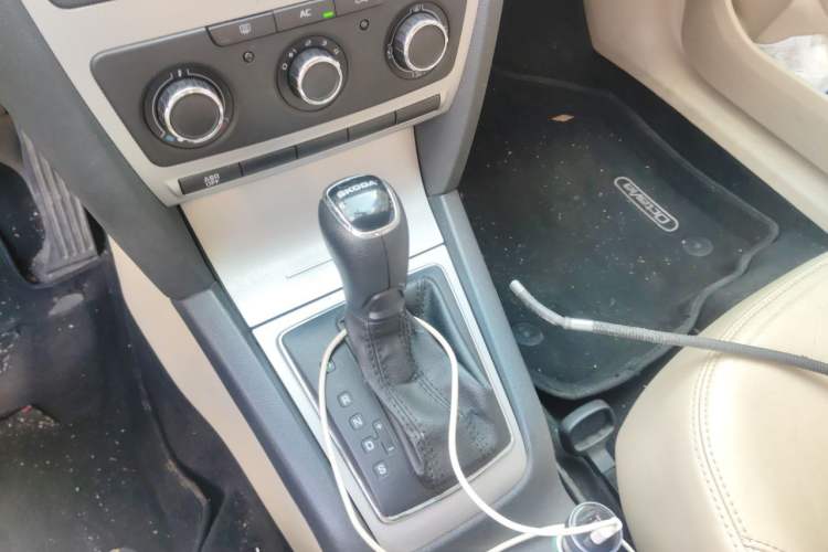 Used Skoda Octavia 2015 Classic Model 1.6L Automatic Yijie Version Gear Lever