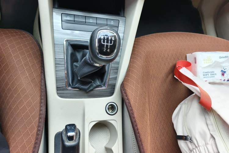 Used Skoda Octavia 2015 1.6L Manual Yijun Edition Gear Lever