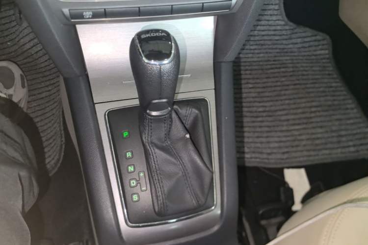 Used Skoda Octavia 2015 Classic Model 1.6L Automatic Yijie Version Gear Lever