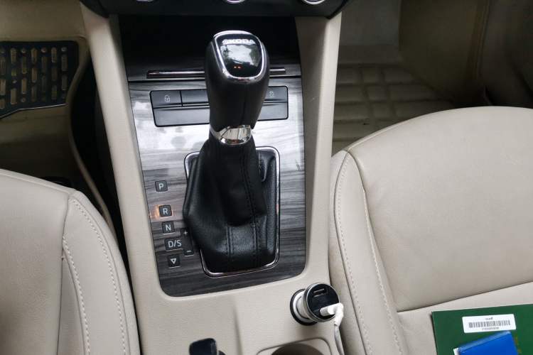 Used Skoda Octavia 2015 1.6L Automatic Yijie Edition Gear Lever