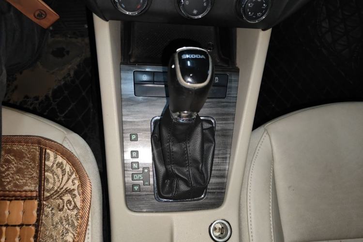 Used Skoda Octavia 2015 1.6L Automatic Yijun Edition Gear Lever