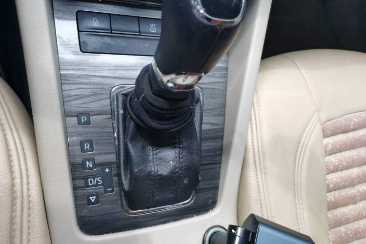 Used Skoda Octavia 2015 1.6L Automatic Yijun Edition Gear Lever