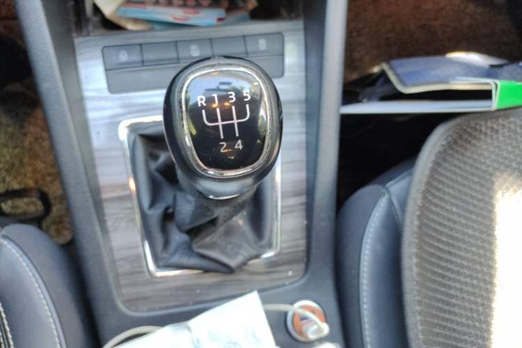 Used Skoda Octavia 2015 1.6L Manual Yijun Edition Gear Lever