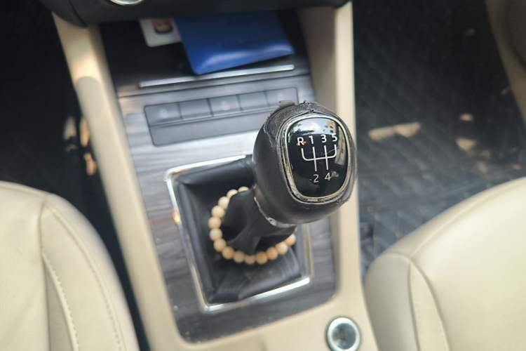 Used Skoda Octavia 2015 1.6L Manual Yijun Edition Gear Lever