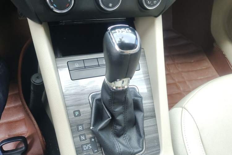 Used Skoda Octavia 2015 1.4TSI DSG Yijun Edition Gear Lever
