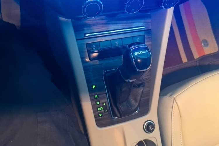 Used Skoda Octavia 2015 1.6L Automatic Yijun Edition Gear Lever
