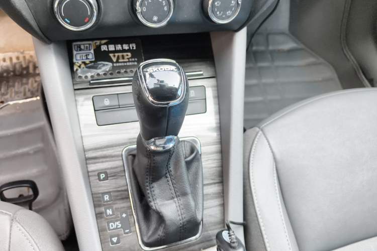 Used Skoda Octavia 2015 1.6L Automatic Yijun Edition Gear Lever