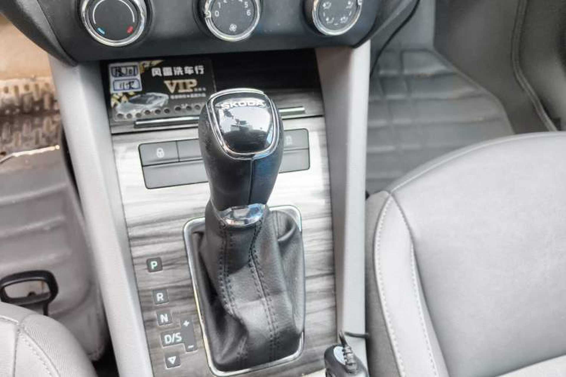 Used Skoda Octavia 2015 1.6L Automatic Yijun Edition Gear Lever