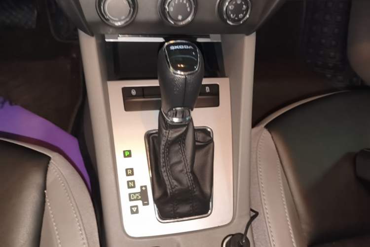 Used Skoda Octavia 2015 1.6L Automatic Yijie Edition Gear Lever