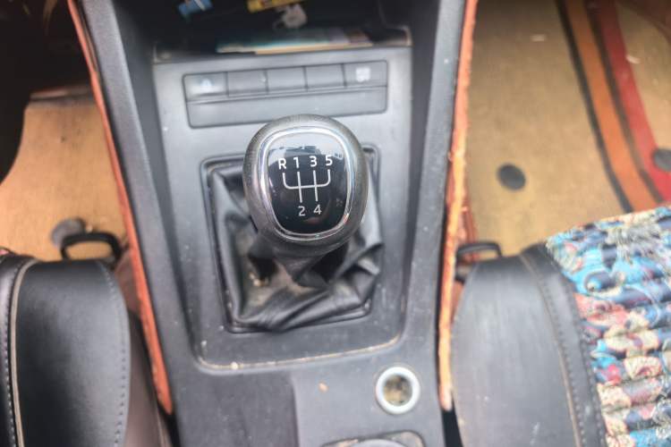 Used Skoda Octavia 2015 1.6L Manual Eado Edition Gear Lever