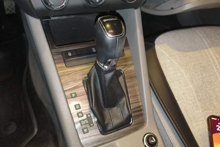Used Skoda Octavia 2015 1.6L Automatic Yijun Edition Gear Lever