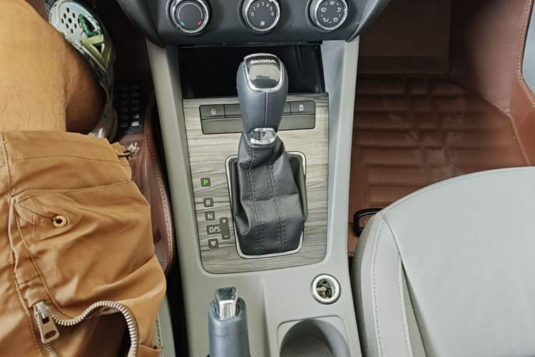 Used Skoda Octavia 2015 1.6L Automatic Yijun Edition Gear Lever